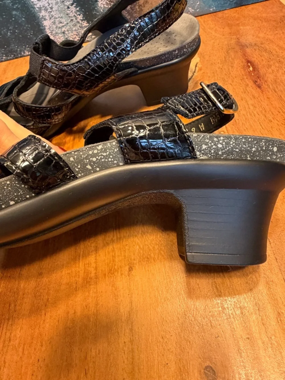 SAS black tripad